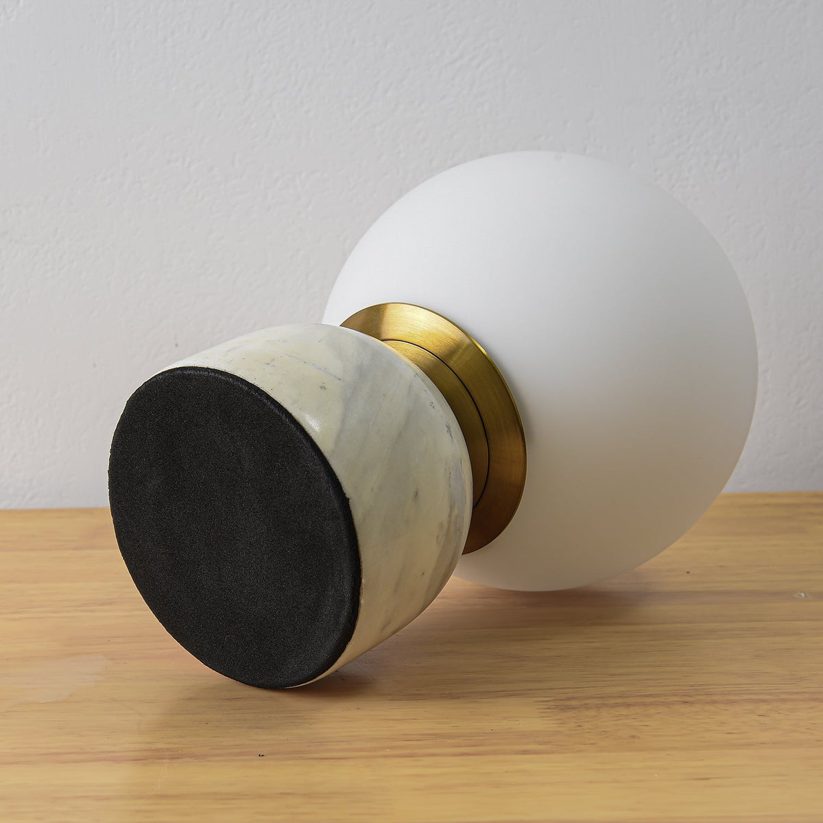 Lámpara de mesa minimalista de mármol Ulvane
