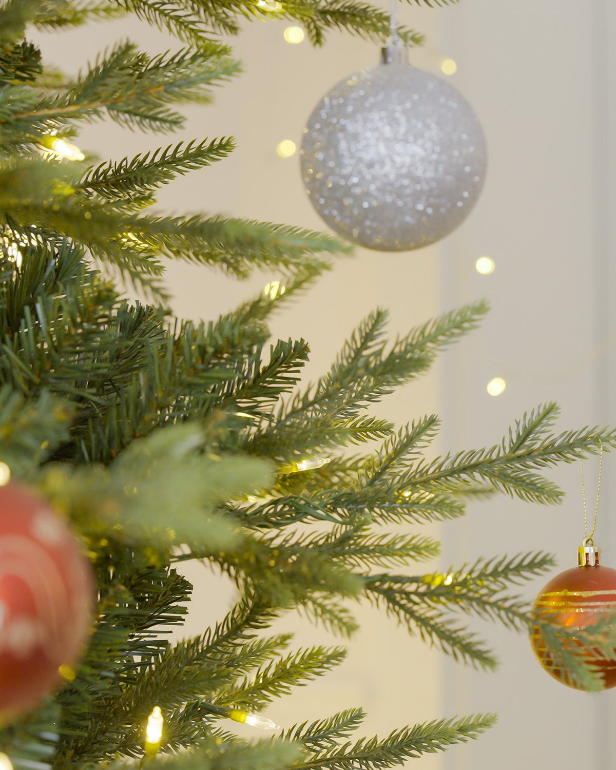 Árbol de Navidad Skovra Classic de PE/PVC de 12 pies con iluminación incorporada