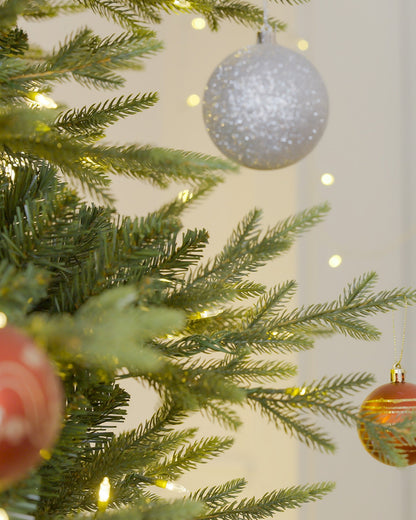 Árbol de Navidad Skovra Classic de PE/PVC de 12 pies con iluminación incorporada