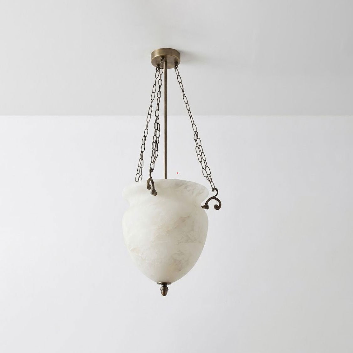 Colgante de cadena con urna de alabastro