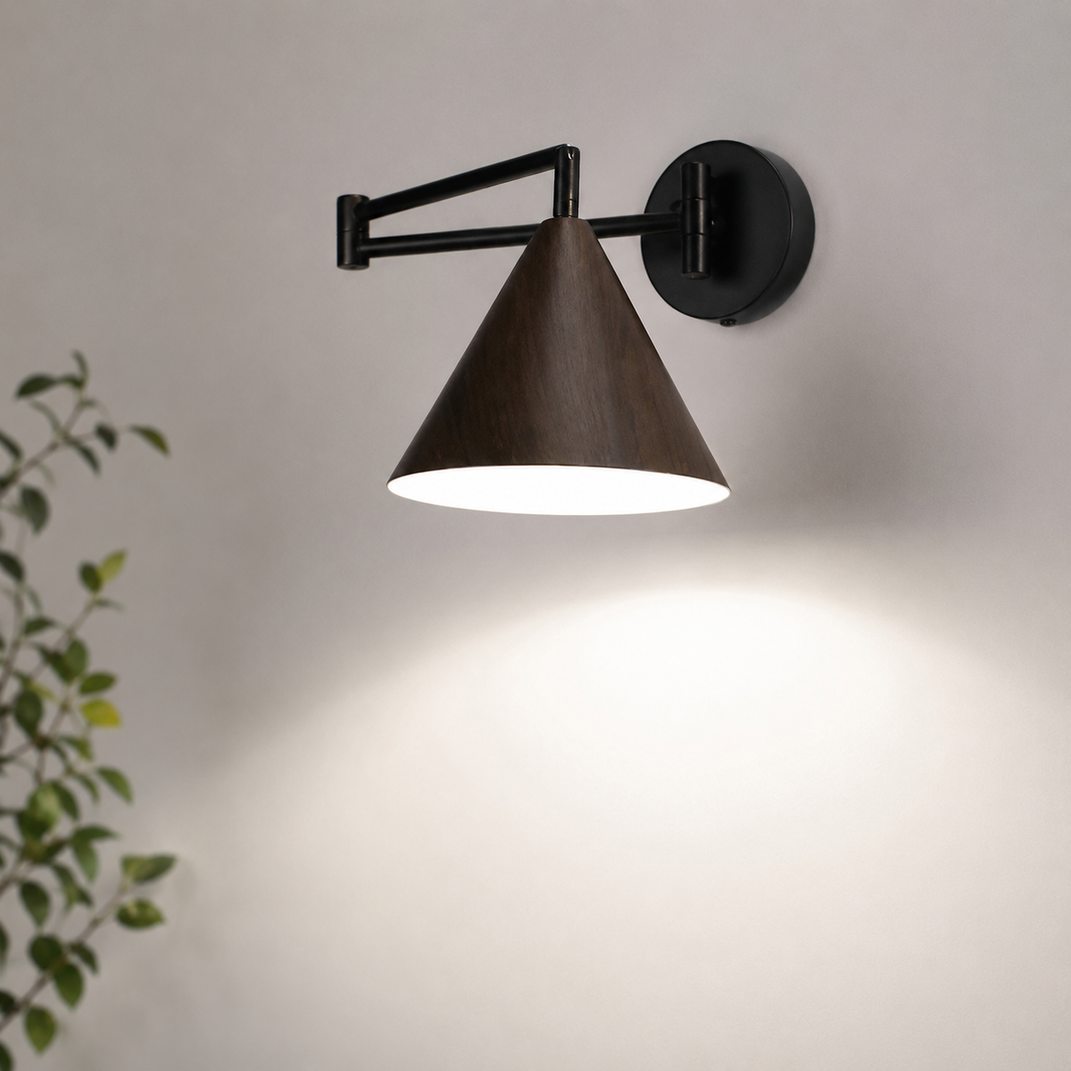 Lámpara de pared Linnoro con brazo articulado y acabado efecto madera escandinavo