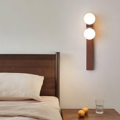 Lámpara de pared de madera con dos globos