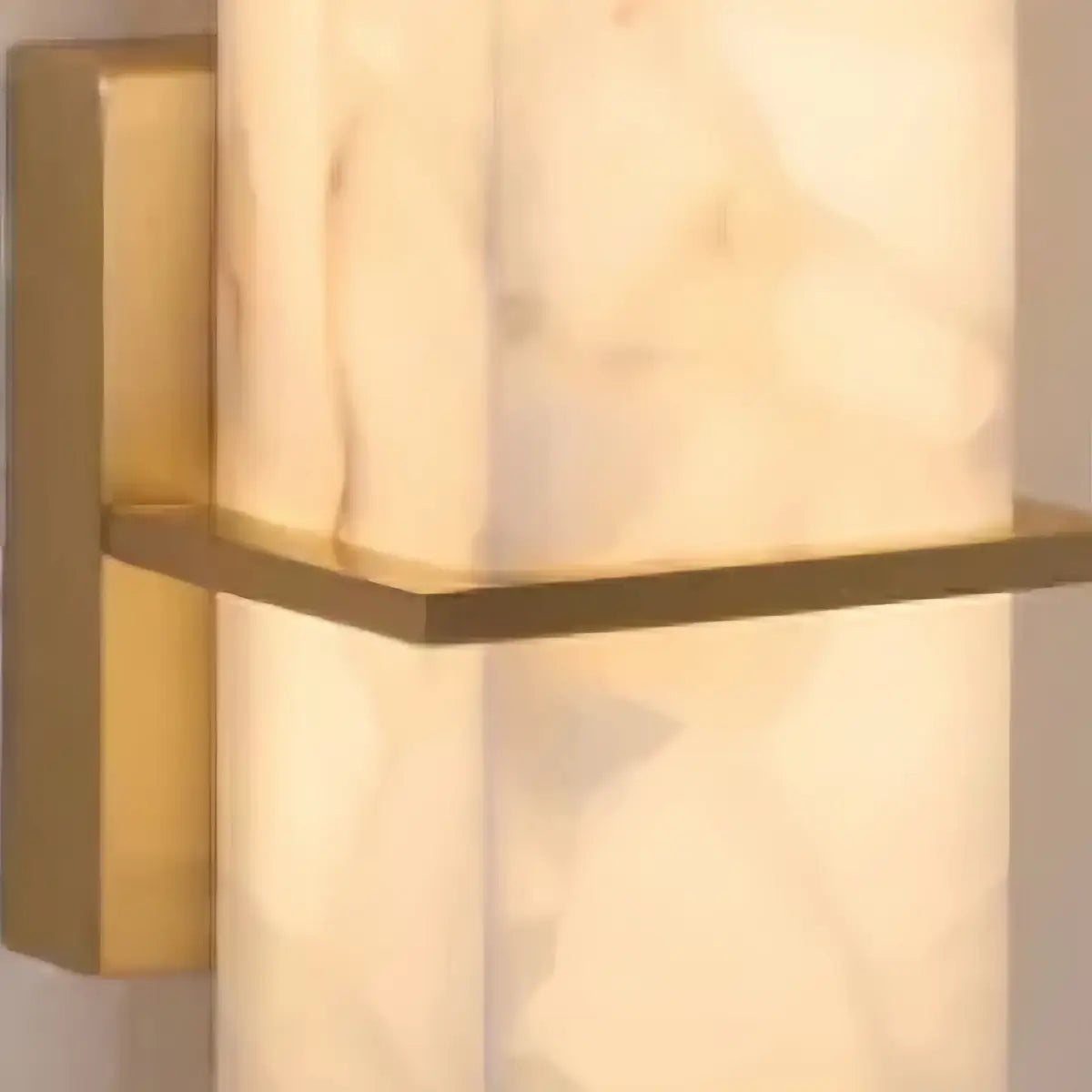 Lámpara de pared cuboide de alabastro y latón