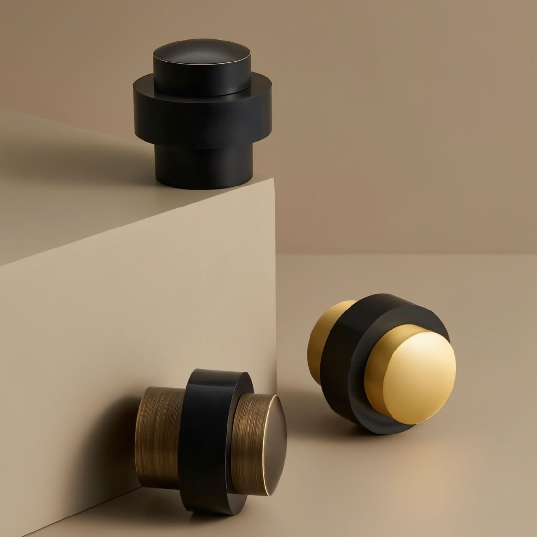Tope de puerta de suelo minimalista de latón Nelvora
