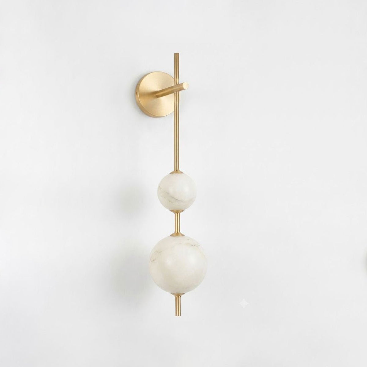 Lámpara de pared con esfera de alabastro