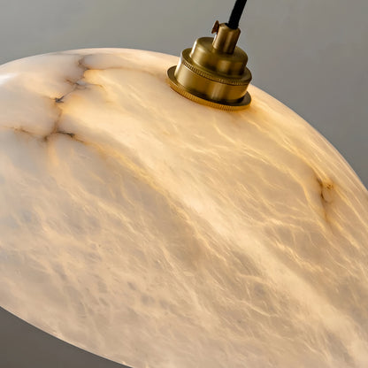 Lámpara colgante con cúpula de latón y alabastro tallado