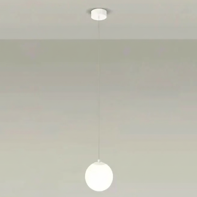 Lámpara colgante Solvara Nordic con esfera de vidrio opalino