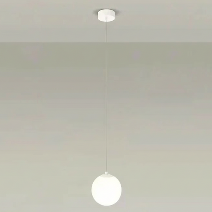 Lámpara colgante Solvara Nordic con esfera de vidrio opalino
