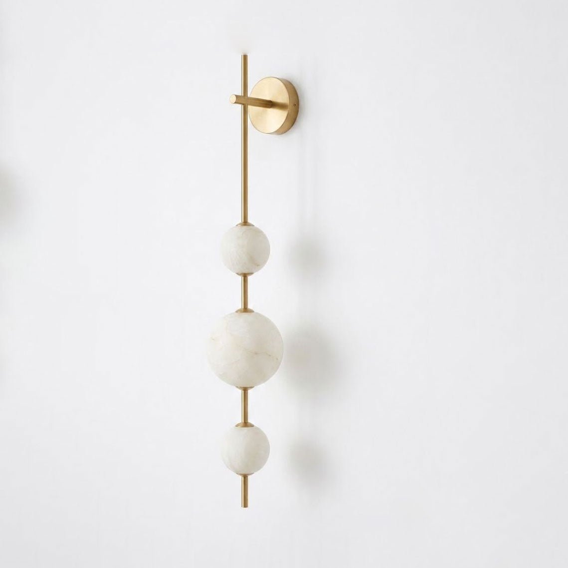 Lámpara de pared con esfera de alabastro