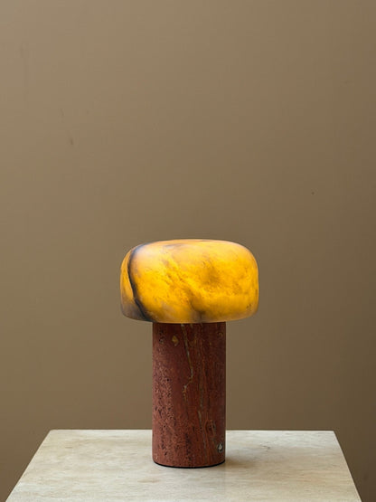 Lámpara de mesa wabi-sabi de travertino Brenvale
