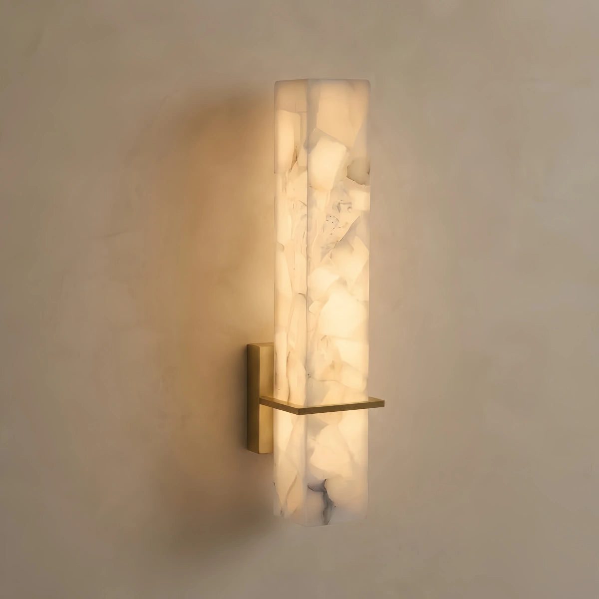 Lámpara de pared cuboide de alabastro y latón