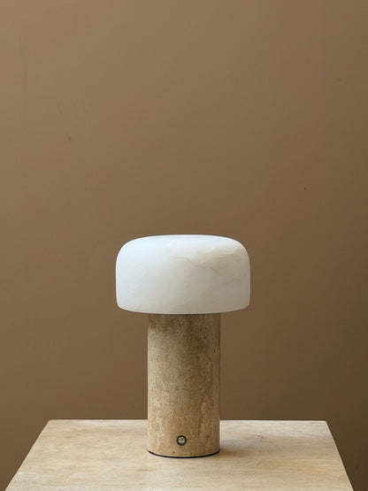 Lámpara de mesa wabi-sabi de travertino Brenvale