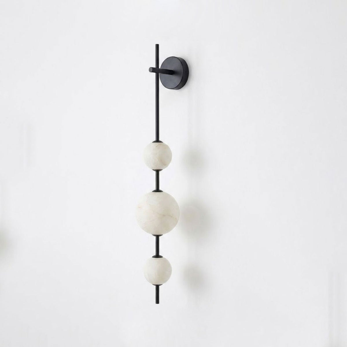 Lámpara de pared con esfera de alabastro