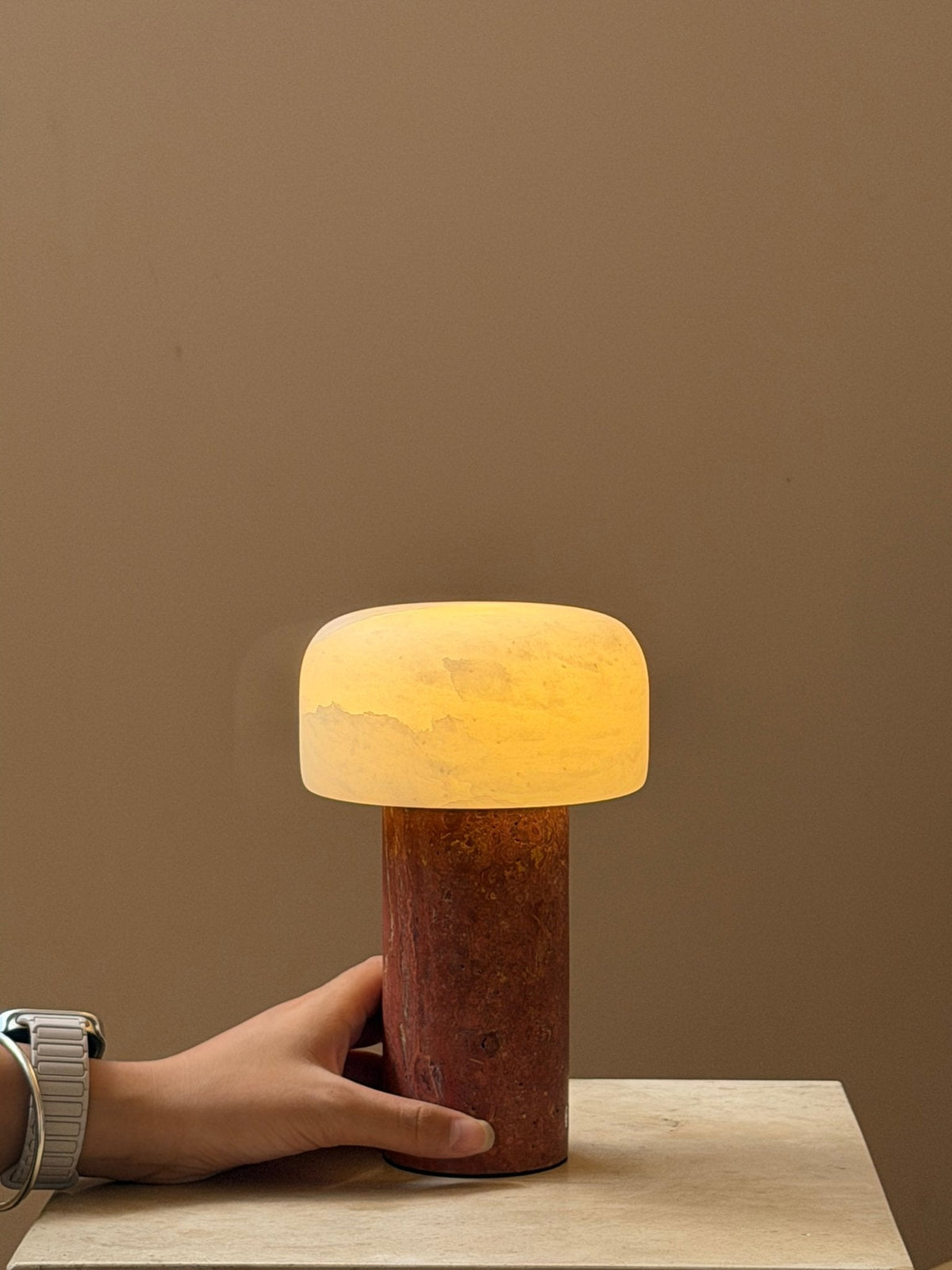 Lámpara de mesa wabi-sabi de travertino Brenvale