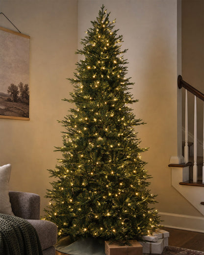 Árbol de Navidad Skovra Classic de PE/PVC de 12 pies con iluminación incorporada