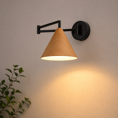 Lámpara de pared Linnoro con brazo articulado y acabado efecto madera escandinavo