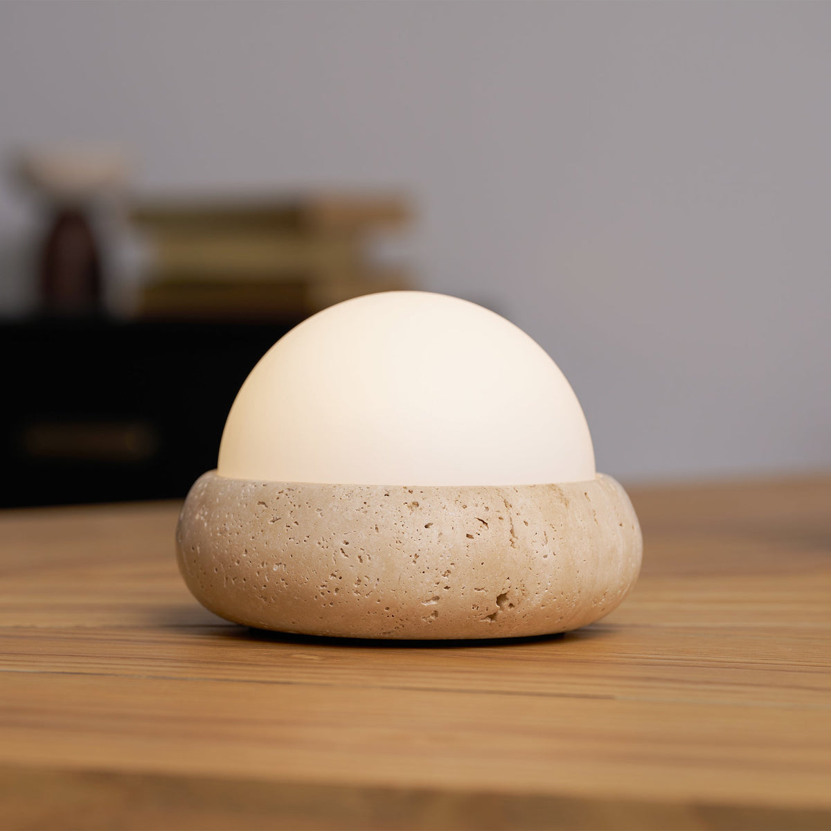 Lámpara de mesa wabi-sabi de travertino Orlando