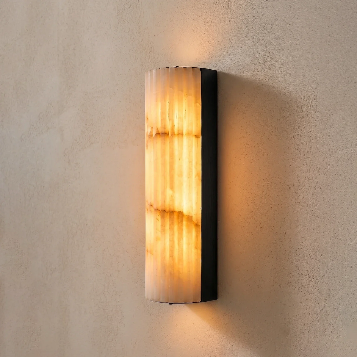 Lámpara de pared de alabastro acanalado minimalista Rivenna