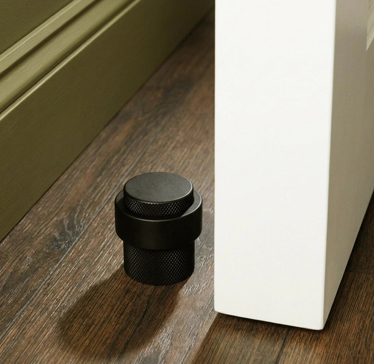 Tope de puerta de suelo minimalista de latón Nelvora