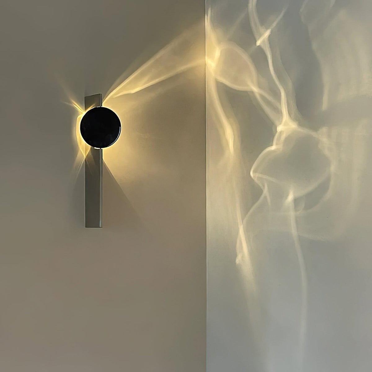 Lámpara de pared escultórica con disco espejado