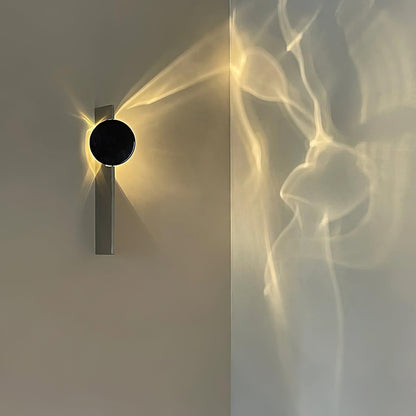 Lámpara de pared escultórica con disco espejado