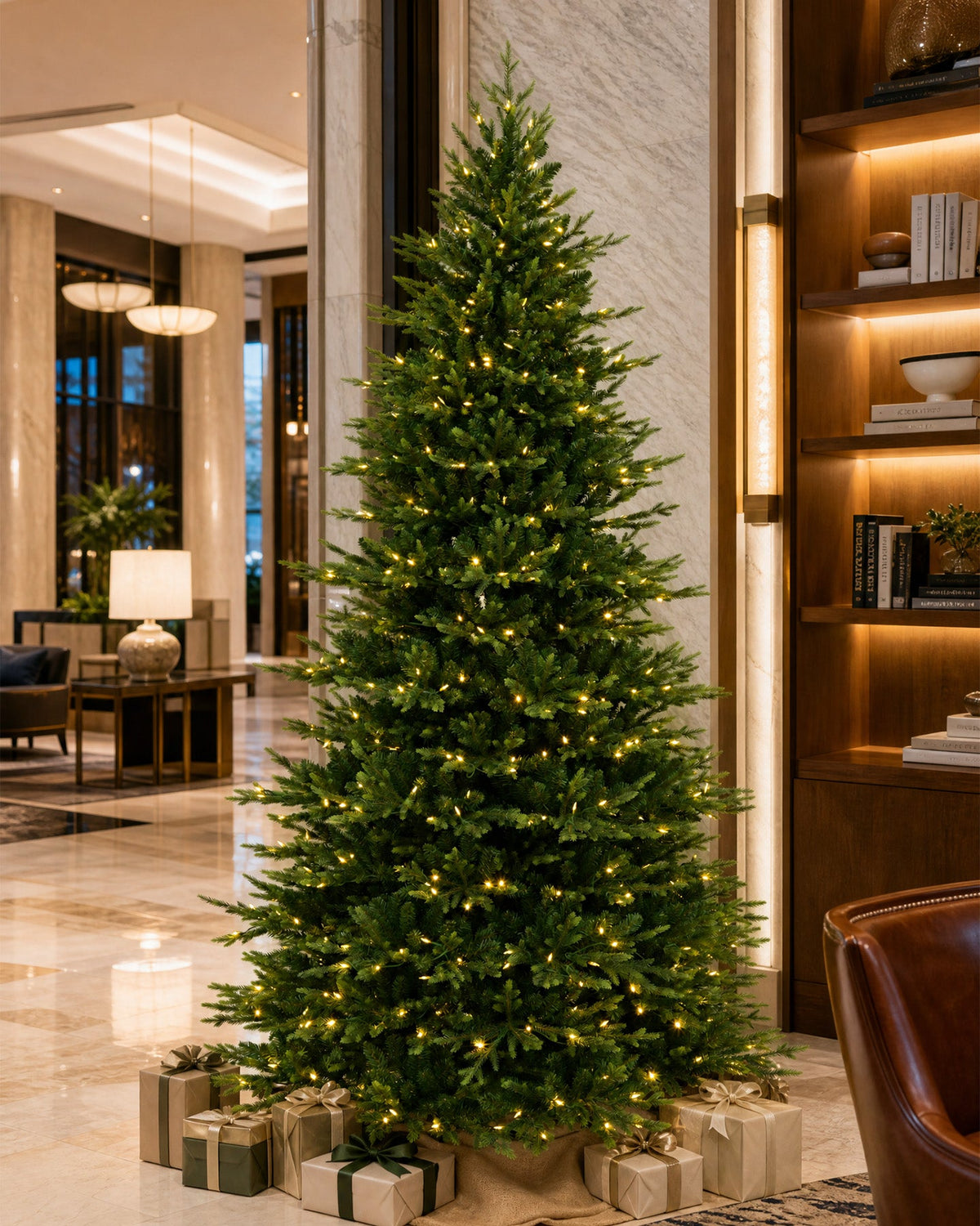 Árbol de Navidad Skovra Classic de PE/PVC de 12 pies con iluminación incorporada