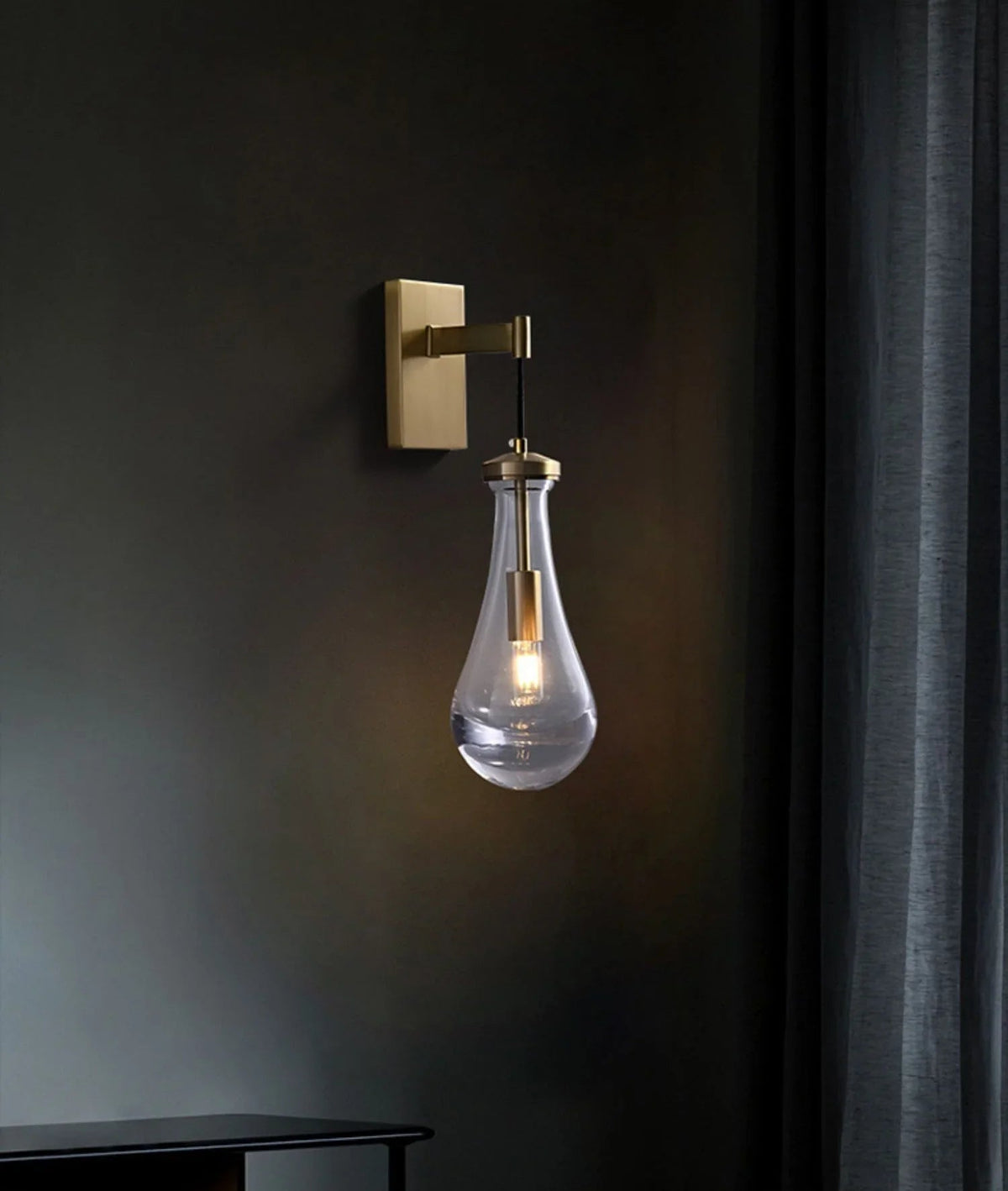 Lámpara de pared de vidrio en forma de lágrima