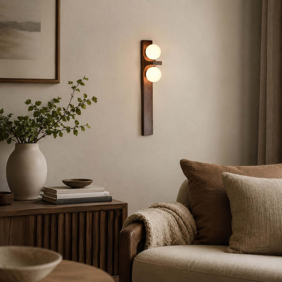 Lámpara de pared de madera con dos globos