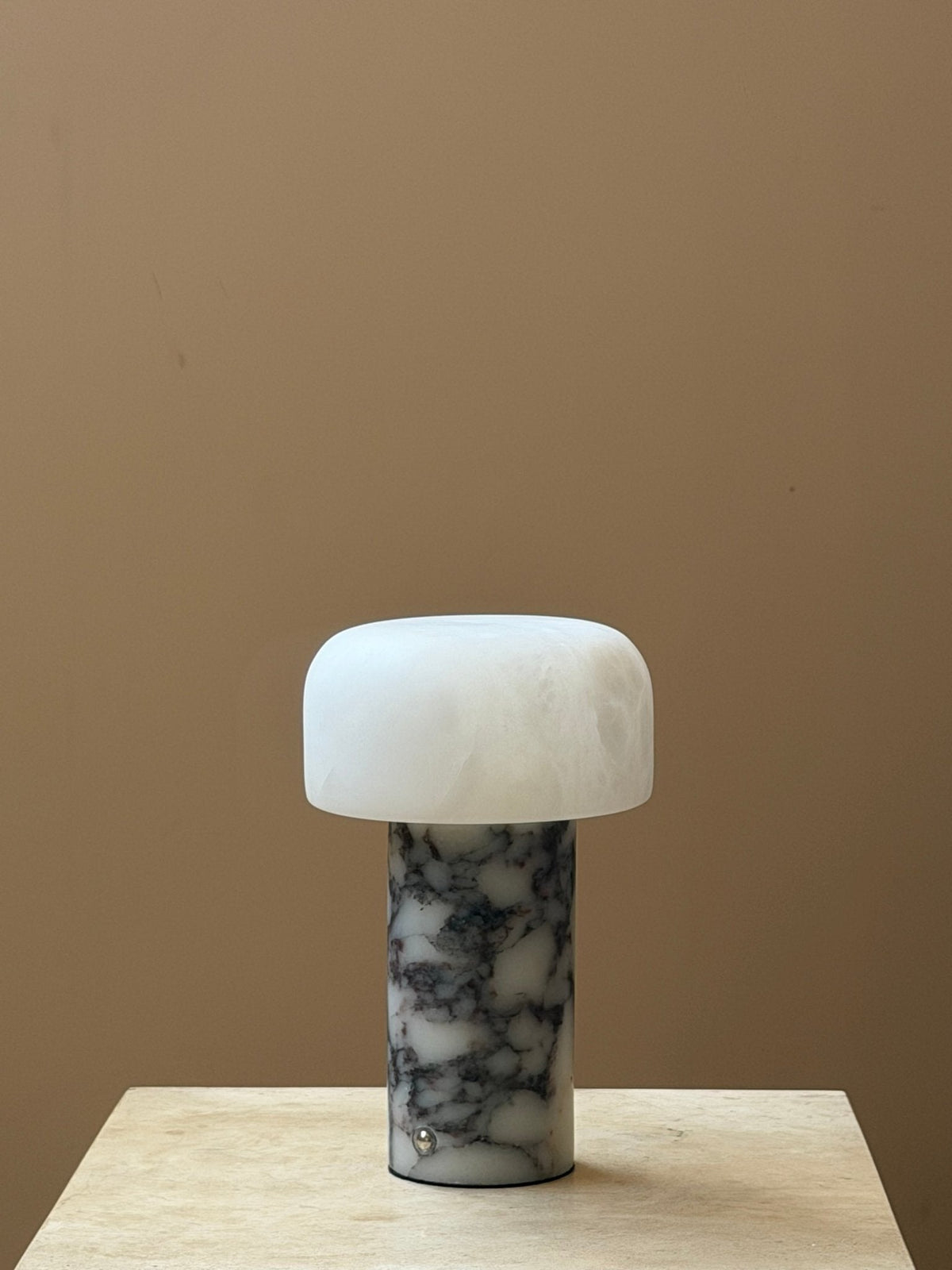 Lámpara de mesa wabi-sabi de travertino Brenvale
