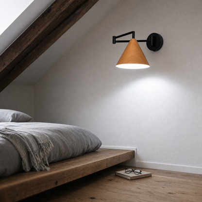 Lámpara de pared Linnoro con brazo articulado y acabado efecto madera escandinavo