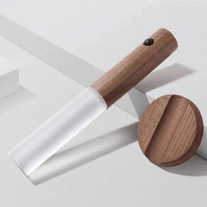 Lámpara de pared minimalista de madera Oakmira con sensor de movimiento