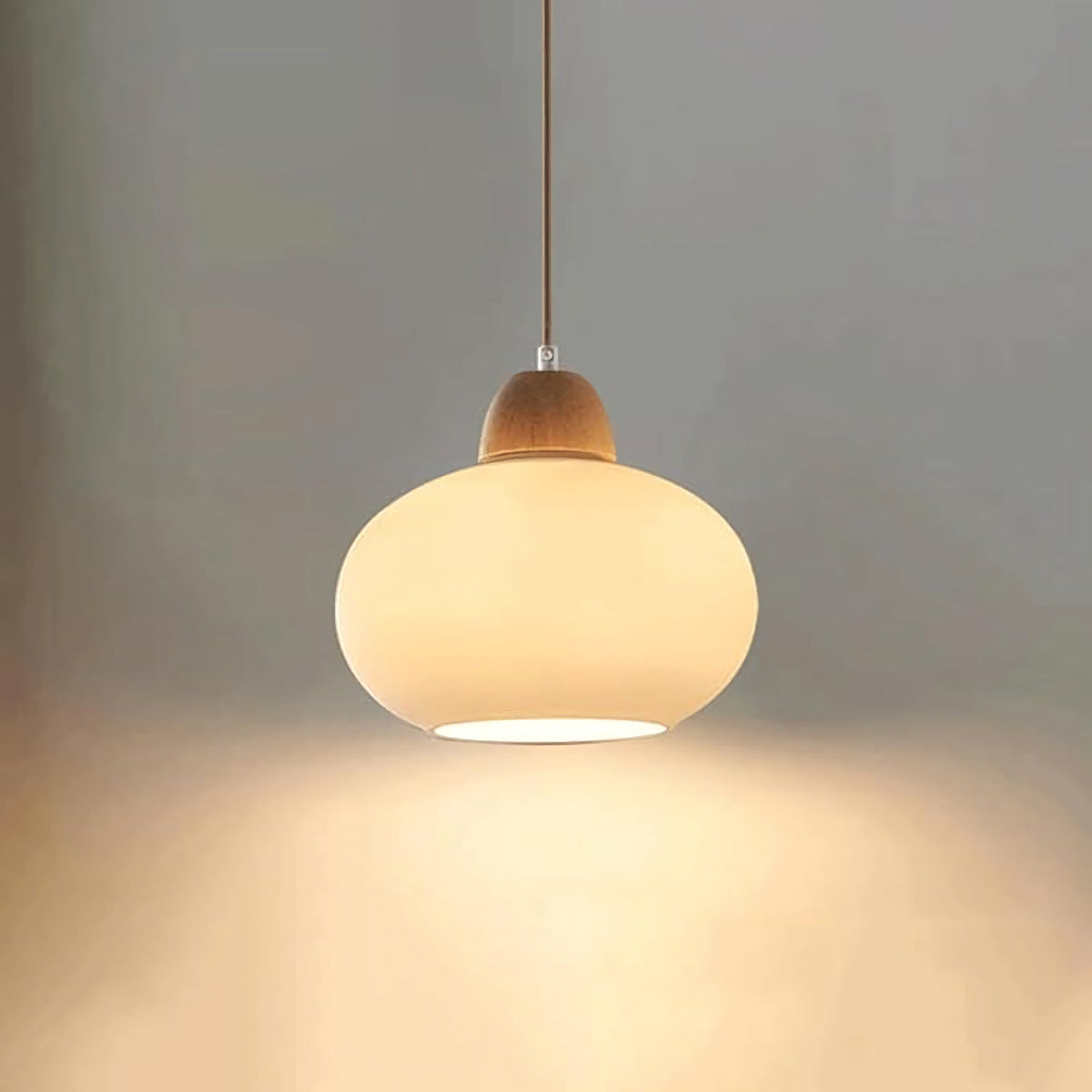 Lámpara colgante de vidrio opalino y madera