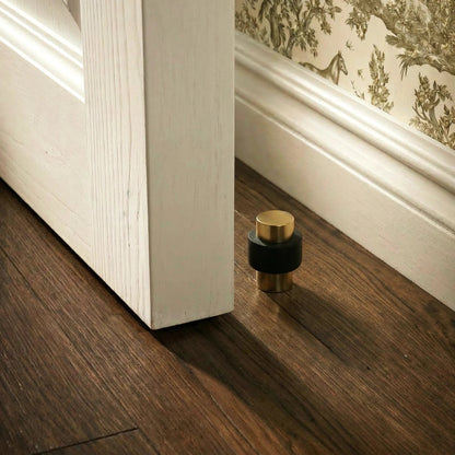 Tope de puerta de suelo minimalista de latón Nelvora