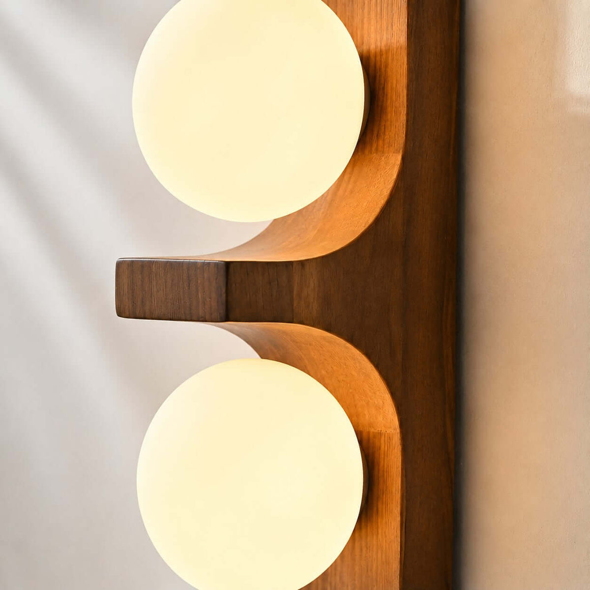 Lámpara de pared de madera con dos globos