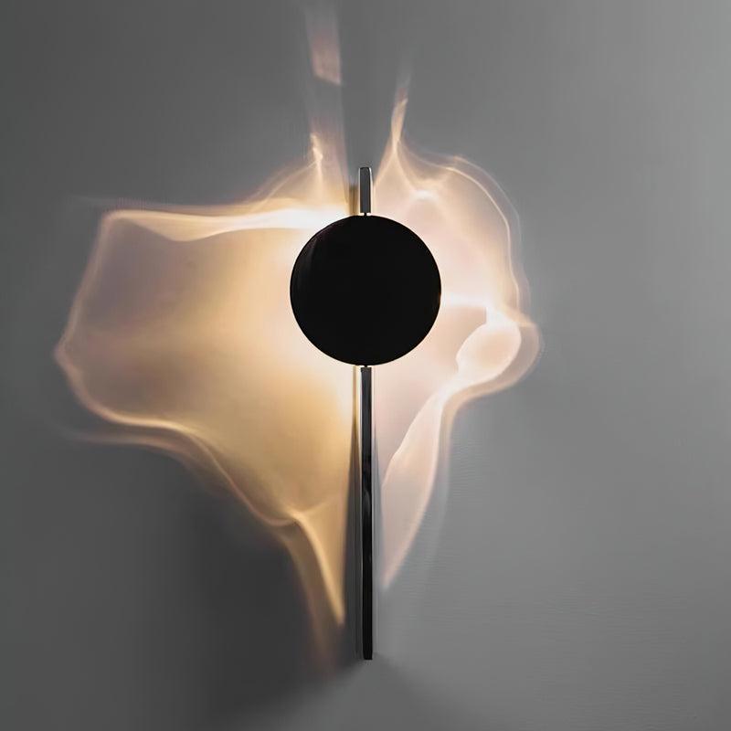 Lámpara de pared escultórica con disco espejado