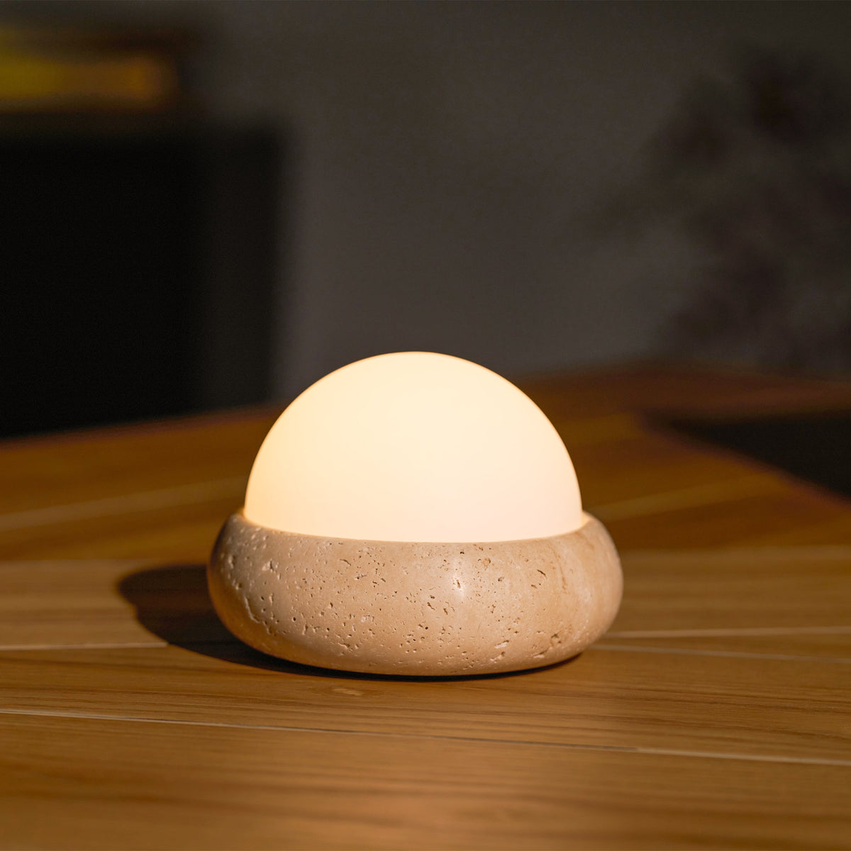 Lámpara de mesa wabi-sabi de travertino Orlando