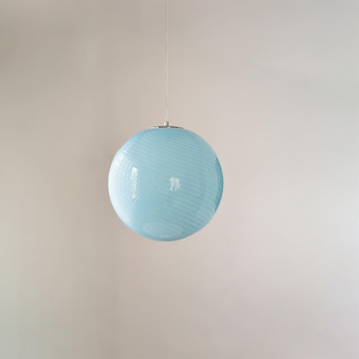 Lámpara colgante con esfera de vidrio en espiral