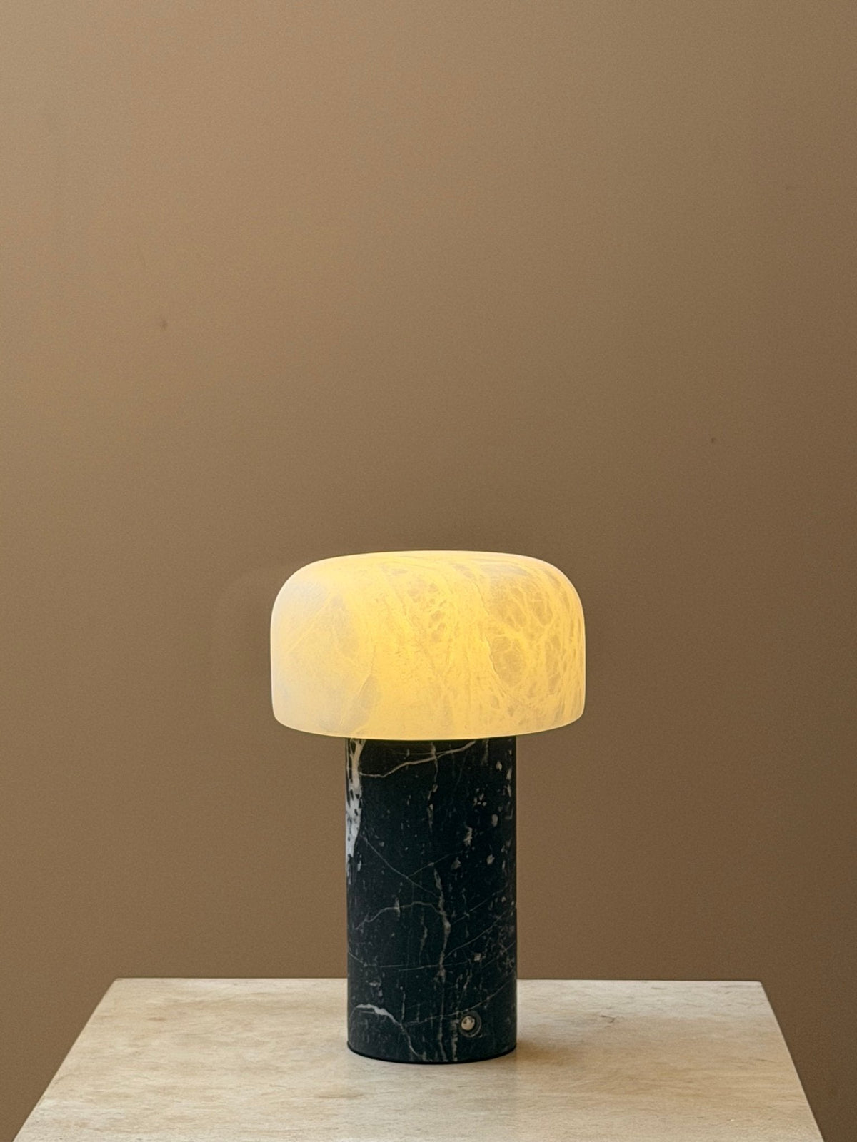 Lámpara de mesa wabi-sabi de travertino Brenvale