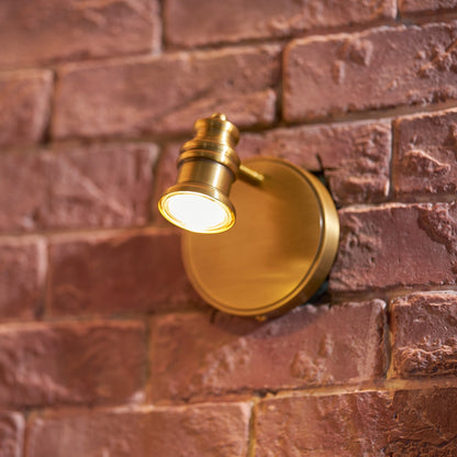 Lámpara de pared tipo foco lineal de latón