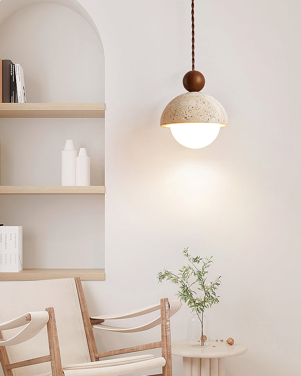 Lámpara colgante de madera con cúpula de travertino