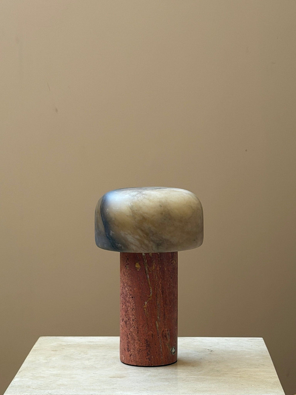 Lámpara de mesa wabi-sabi de travertino Brenvale