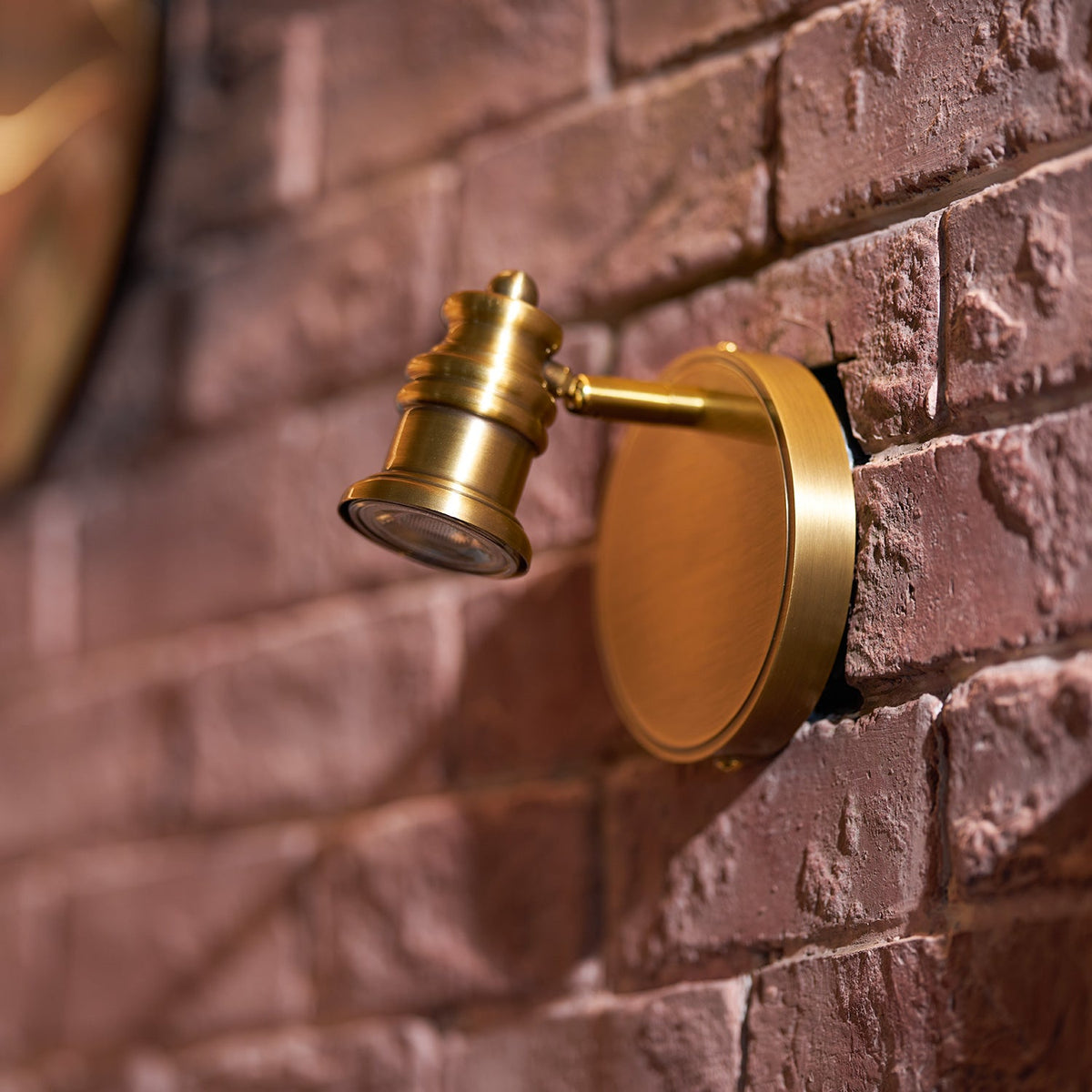 Lámpara de pared tipo foco lineal de latón