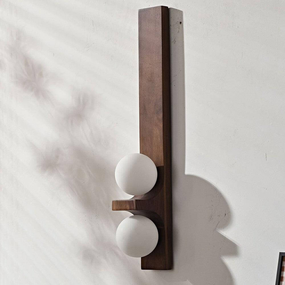 Lámpara de pared de madera con dos globos