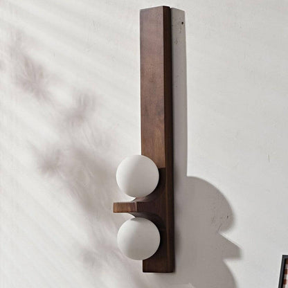 Lámpara de pared de madera con dos globos