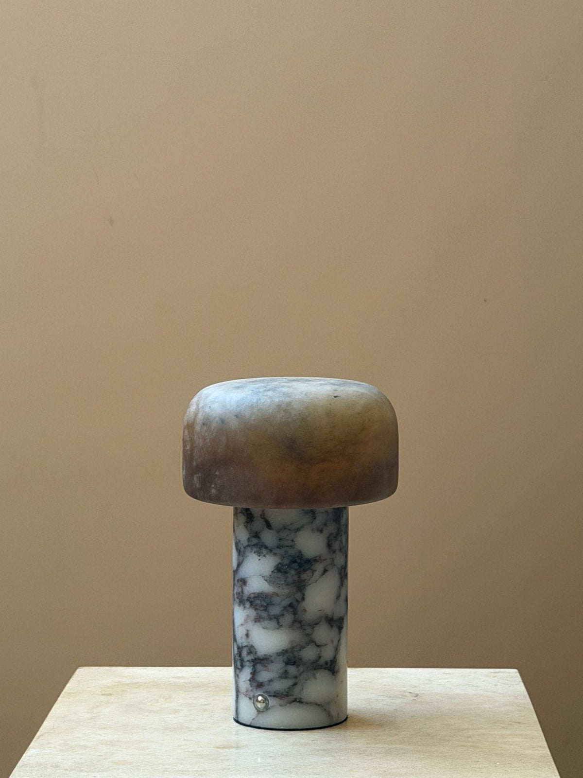 Lámpara de mesa wabi-sabi de travertino Brenvale