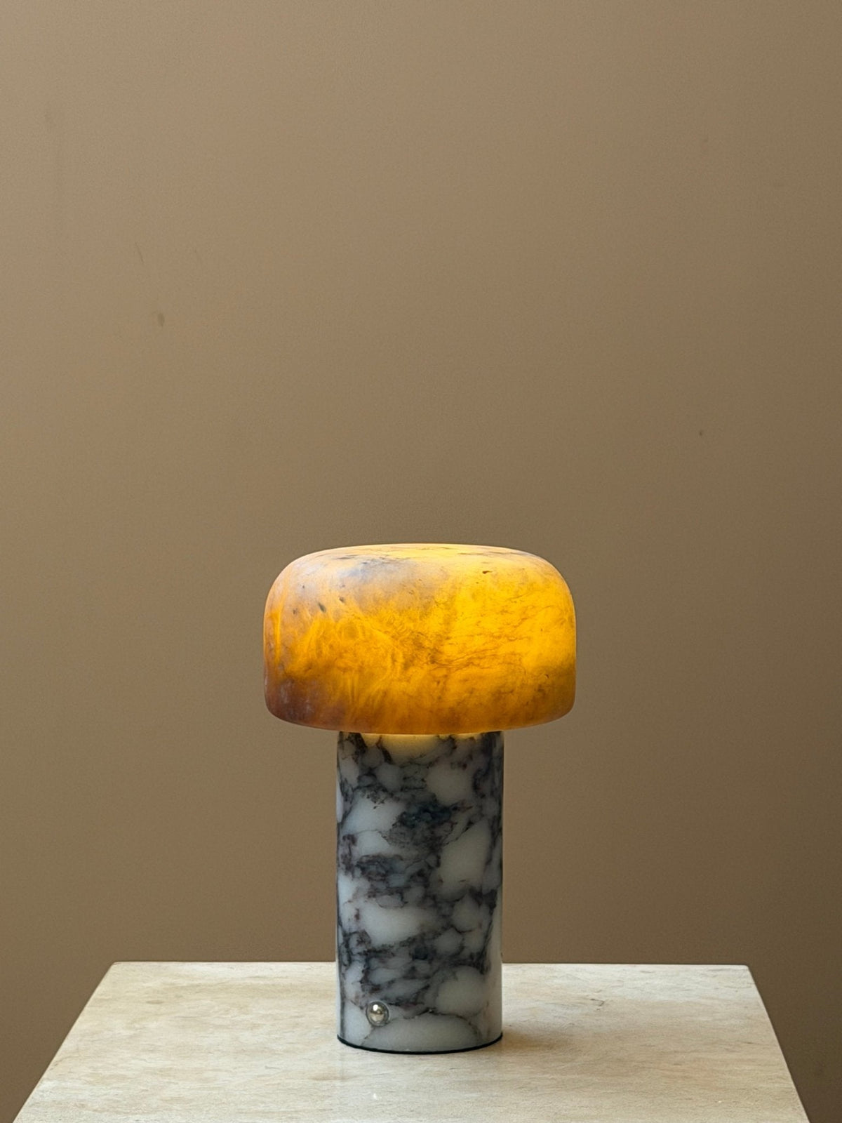 Lámpara de mesa wabi-sabi de travertino Brenvale