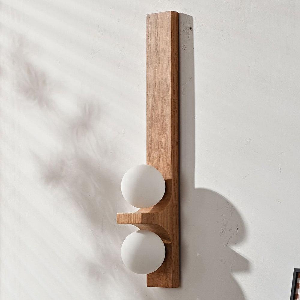 Lámpara de pared de madera con dos globos