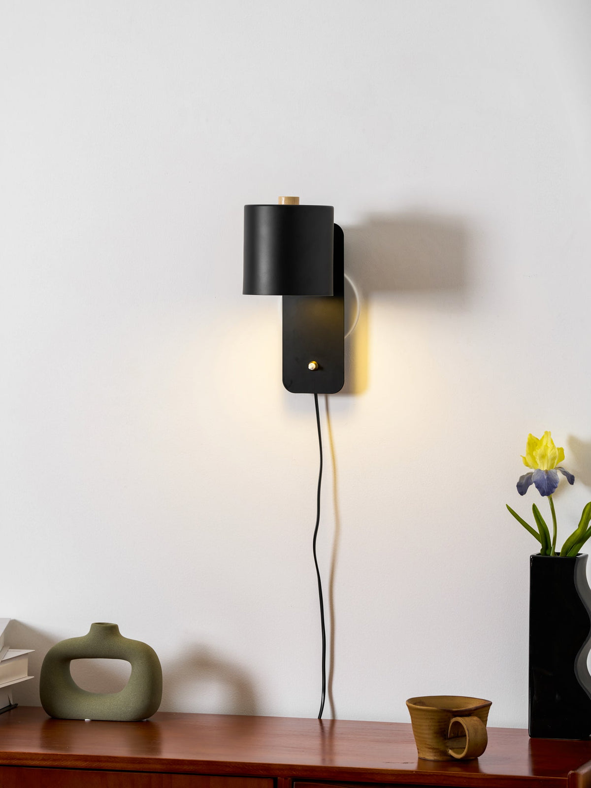 Aplique de pared cilíndrico giratorio con enchufe