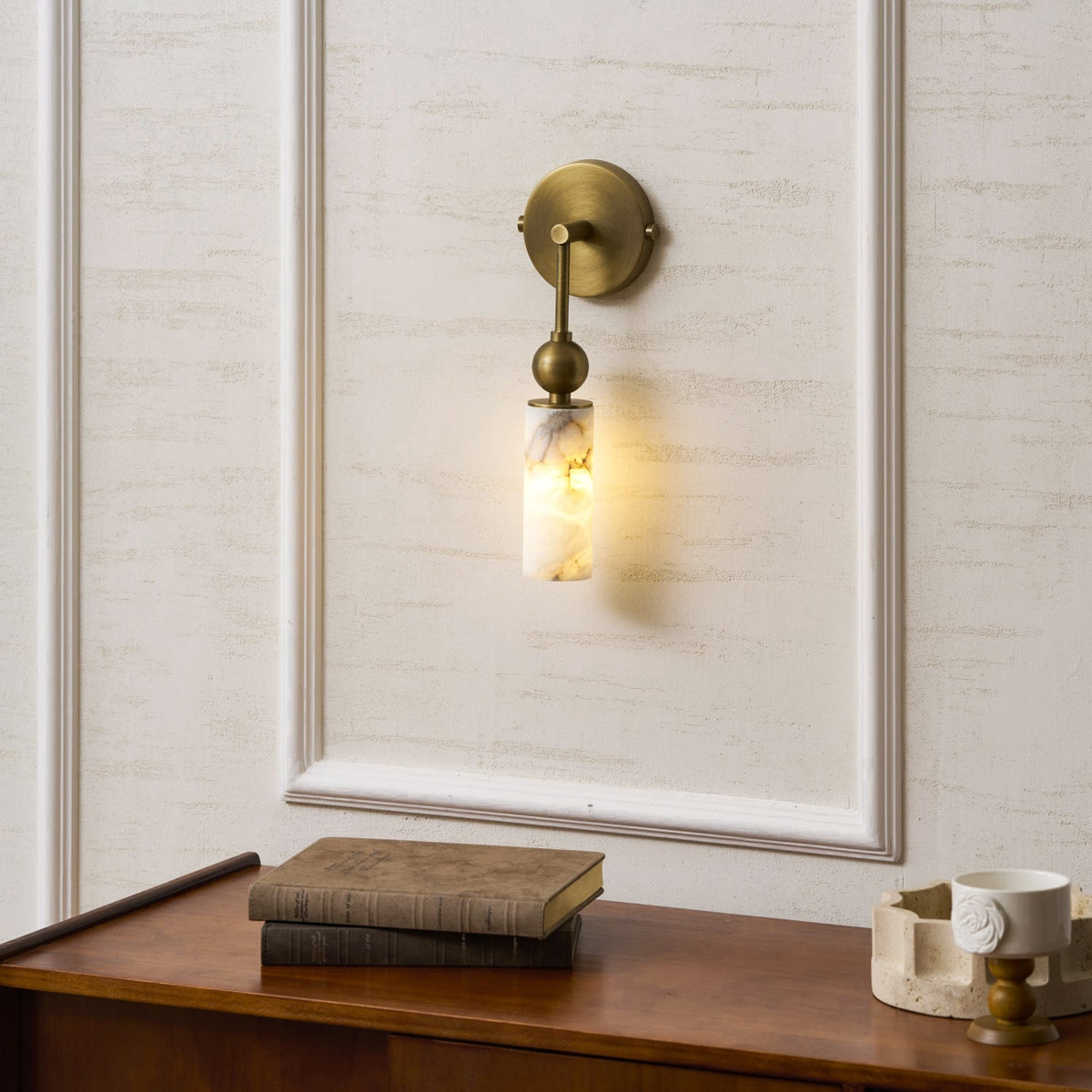 Lámpara de pared con columna de alabastro