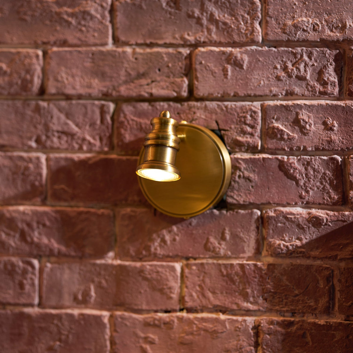 Lámpara de pared tipo foco lineal de latón